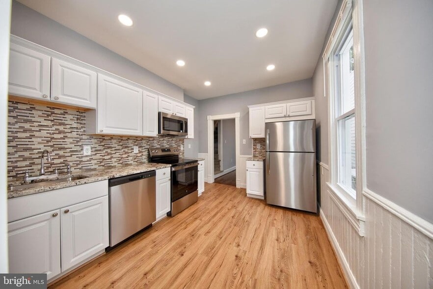 Building Photo - 655 Bourbon St