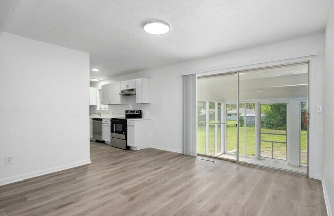 Building Photo - 3 Bedroom PLUS SUNROOM | 2 Bathroom | 2 Ca...