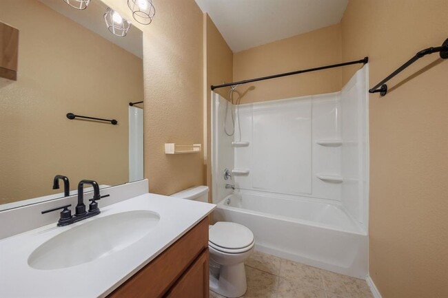 Building Photo - 132 Thrasher Cv