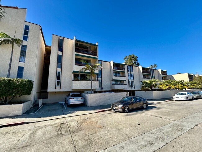 Building Photo - Prime 2 Bed, 2 Bath in La Jolla!
