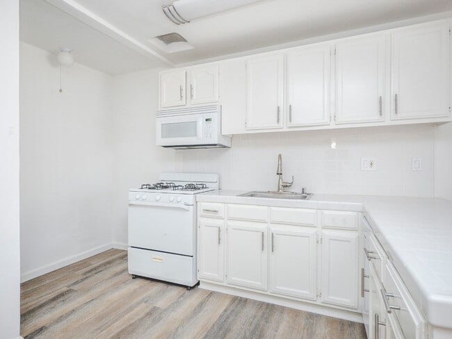 Interior Photo - 5725-29 Vineland Ave