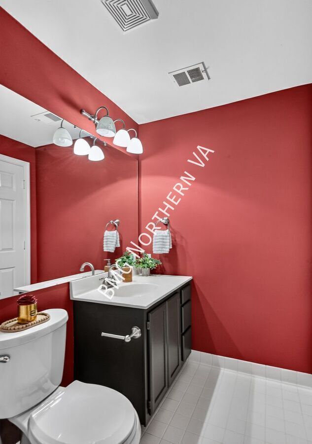 Building Photo - 43790 Laburnum Square