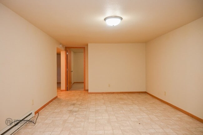 Building Photo - 4 Bed 2 Bath in Prime Location: Your Perfect Home Close to UND!