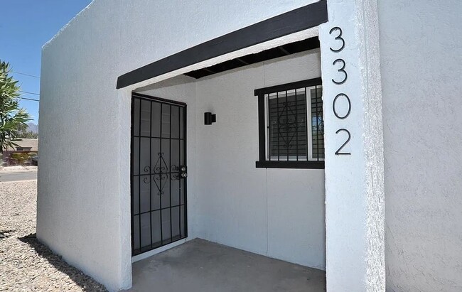 Building Photo - 3302 E Presidio Rd