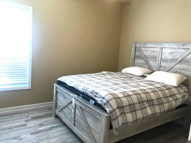 Building Photo - 4 Bedroom, 2.5 Bath, Pet Friendly Home with Fenced Yard & Sunroom! Available Soon!