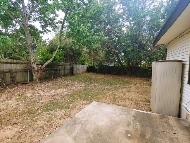 Building Photo - 10005 Raymond Dr