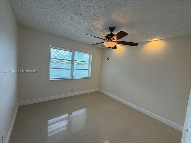 Building Photo - 432 Lakeside Dr
