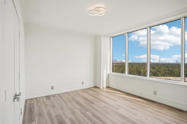 Building Photo - 121 N Post Oak Ln