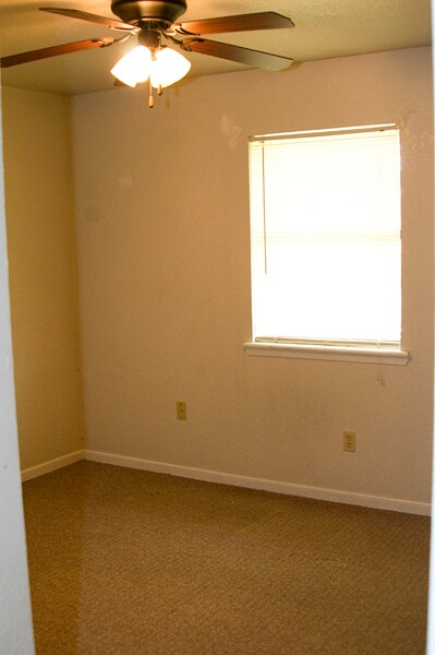 Building Photo - 111 Willow Ln