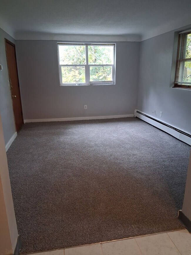 Building Photo - One bedroom Maplewood off Stillwater