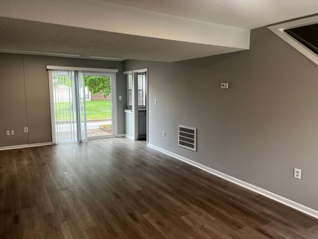 Building Photo - *NEWLY RENOVATED* 3 Bedroom Townhouse in D...