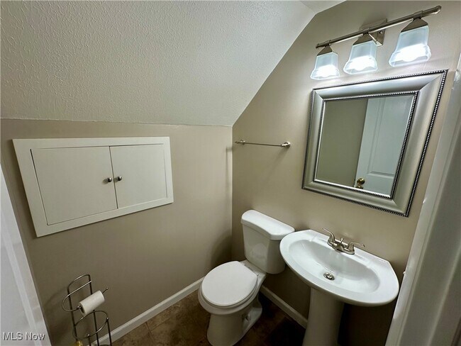 Building Photo - 6192 Jaycox Rd