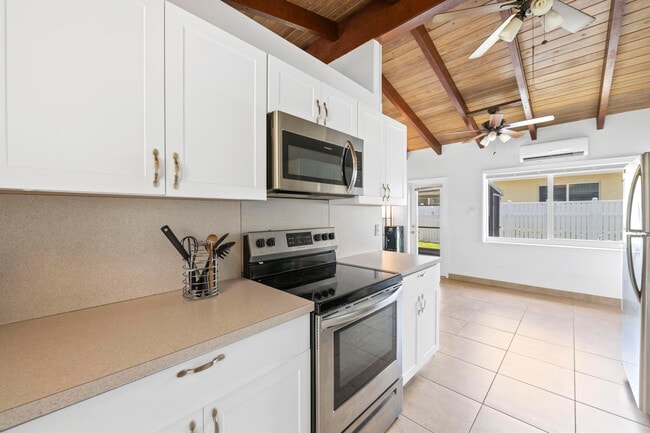 Building Photo - 4511 Sea Grape Dr