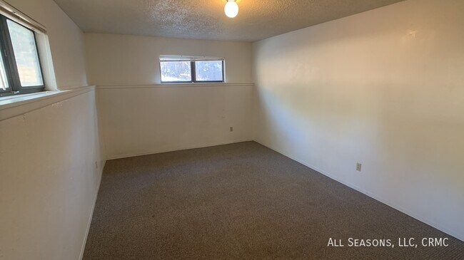 Building Photo - 1527 Spring Valley Dr