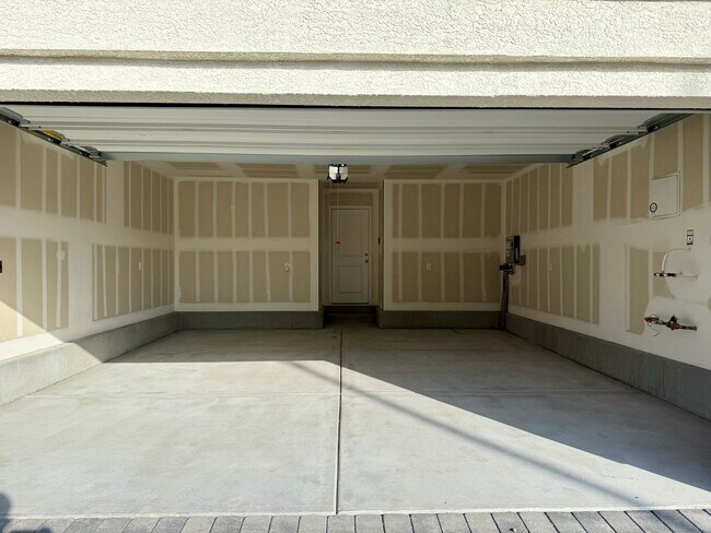 Building Photo - BRAND NEW 3 BED 2.5 BATH 2 CAR GARAGE TOWNHOUSE W/ LOFT IN CADENCE COMMUNITY