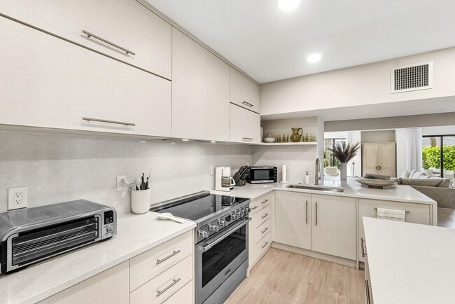 Building Photo - 2717 N Ocean Blvd