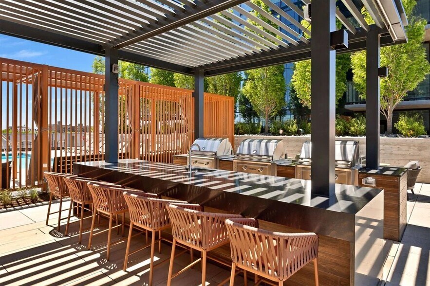 Building Photo - 1151 W Van Buren St