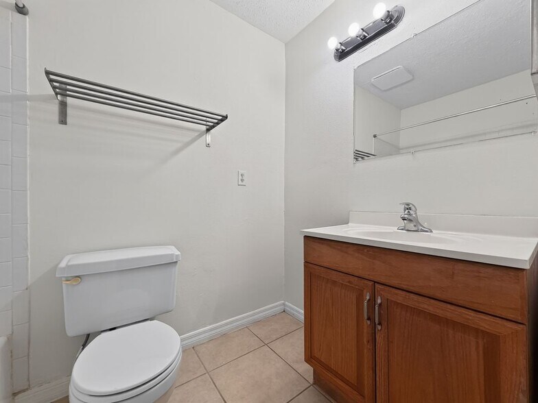 Building Photo - 518 Orange Dr