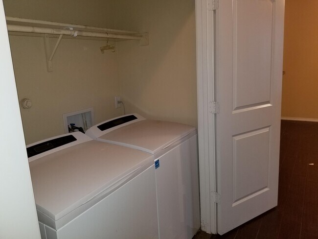 Building Photo - 1023 Brown Rock Dr