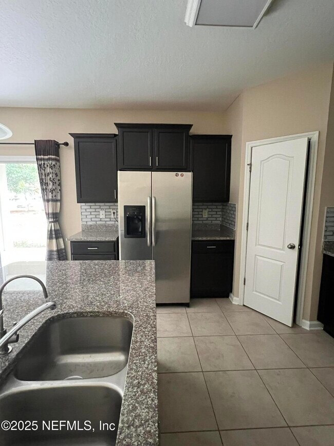 Building Photo - 4586 Temple Lakes Dr