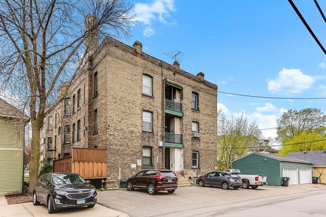 Building Photo - Stunning oversized 2 Bed/2Bath Condo in Cr...