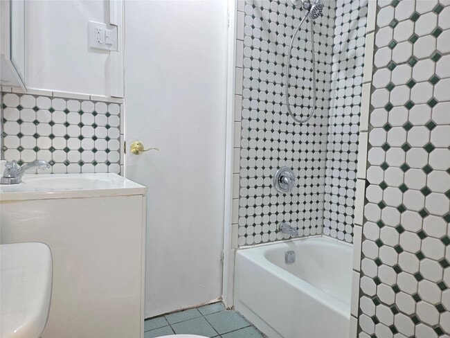 Building Photo - 426 Dunham Ave