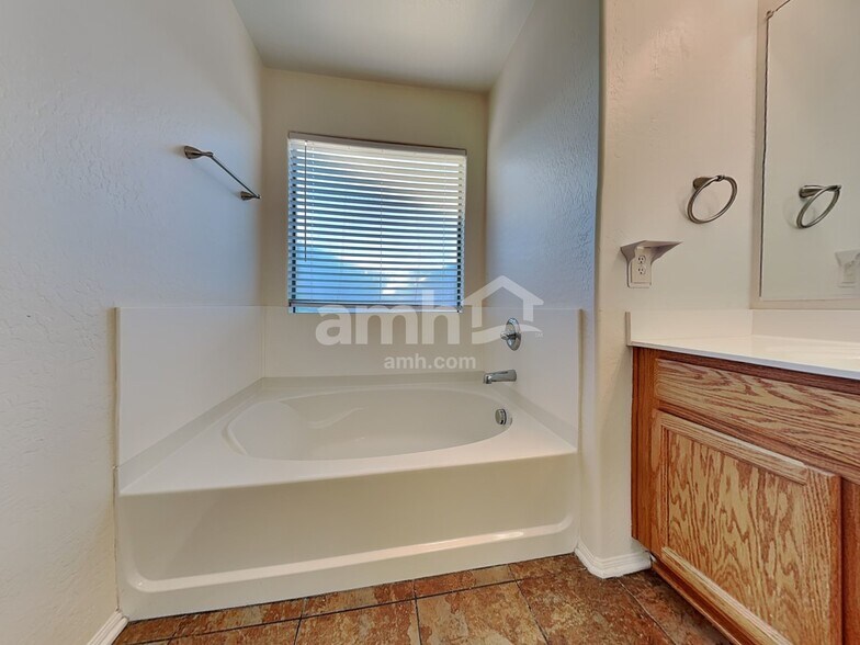 Building Photo - 1033 S Deerfield Ln