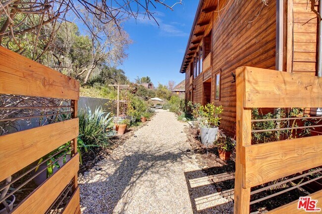 Building Photo - 1850 Olivera Dr