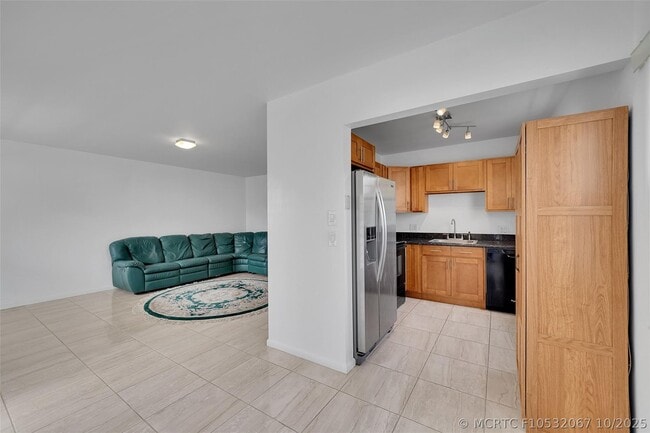 Building Photo - 486 Fanshaw L