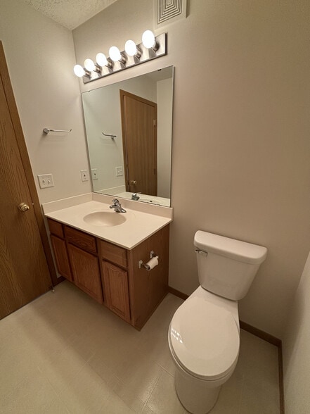 second angle of second floor bathroom - 7792 Village Pl