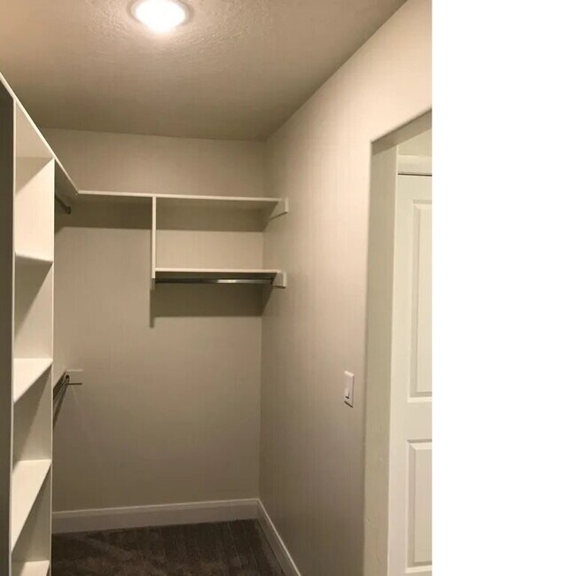 Building Photo - "Spacious 4-Bedroom Townhouse Oasis in Hur...
