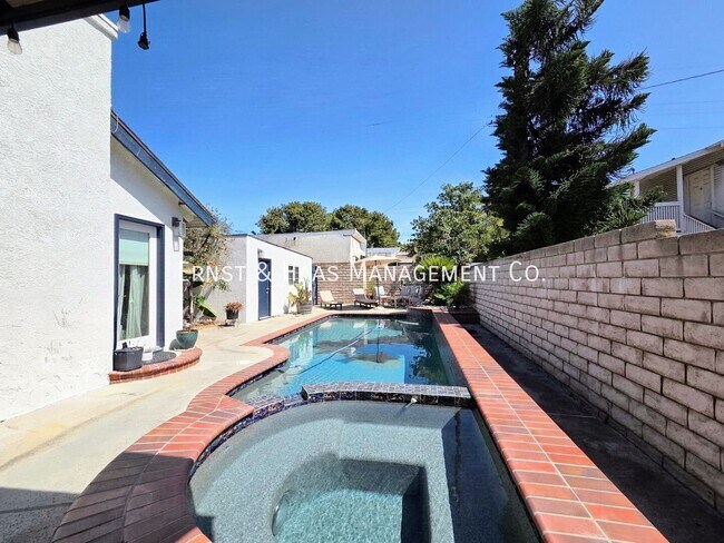 Building Photo - 242 Ximeno Ave