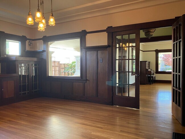 Building Photo - Charming Craftsman 2-Bedroom Home with Upd...