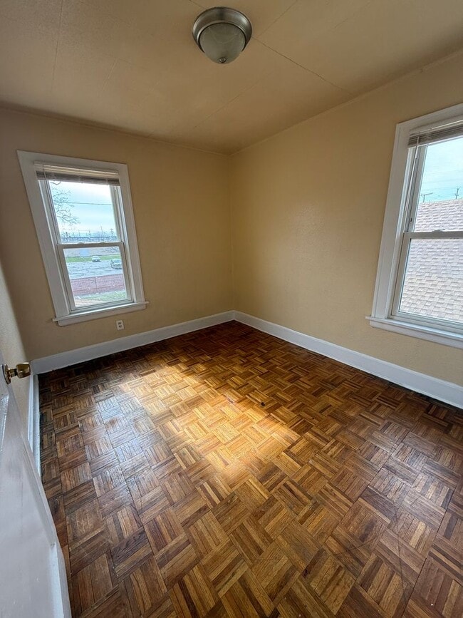 Building Photo - 4bd Single Collinwood Water/Sewer Included Section 8 MOVE-IN SPECIAL FOR PERMANENT VOUCHERS