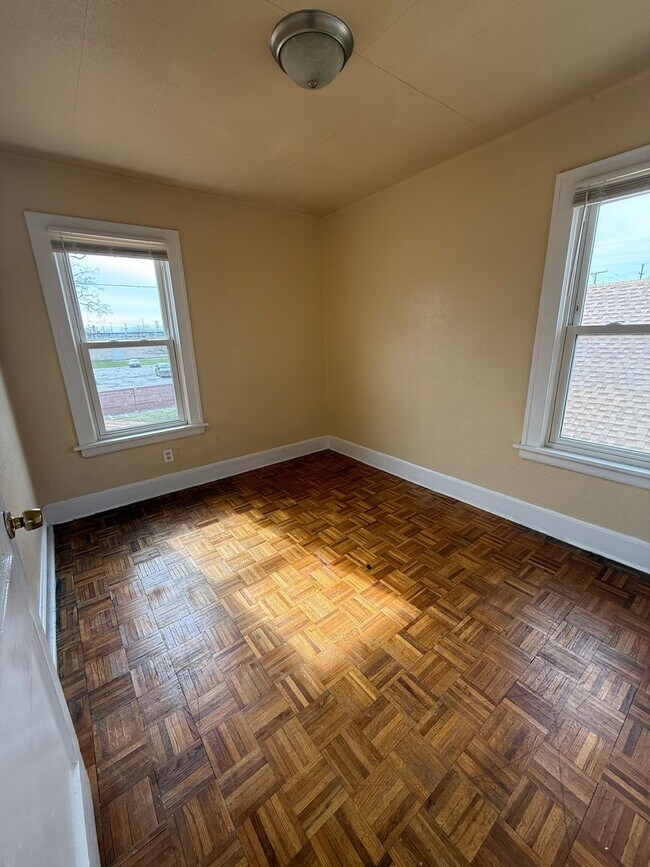 Building Photo - Collinwood Single Home Water/sewer included