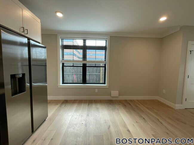 Building Photo - 157 Everett St