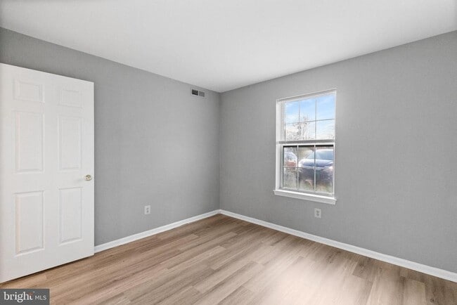 Building Photo - 387 Independence Dr