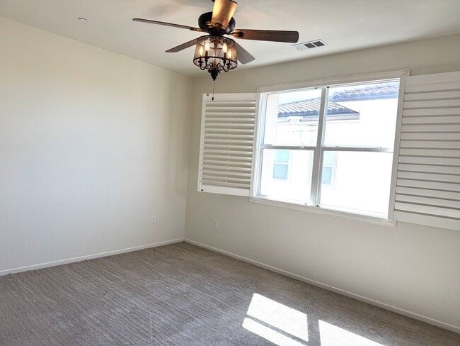 Building Photo - Gorgeous bright 3 bedroom 2.5 bath townhome