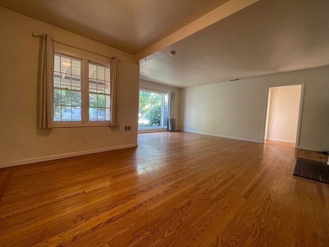Building Photo - Charming 3-Bedroom, 1-Bathroom Home for Re...