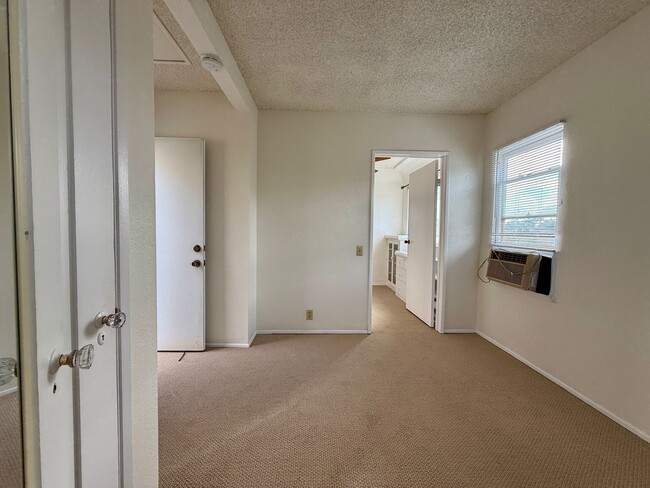 Building Photo - Cozy and Charming South Park One Bedroom Apartment Home!