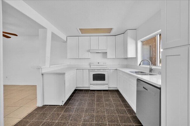 Building Photo - 2 Bedroom Home on 1.8 Acre Lot