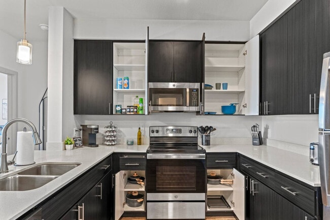 Building Photo - 711 W Broadway Rd