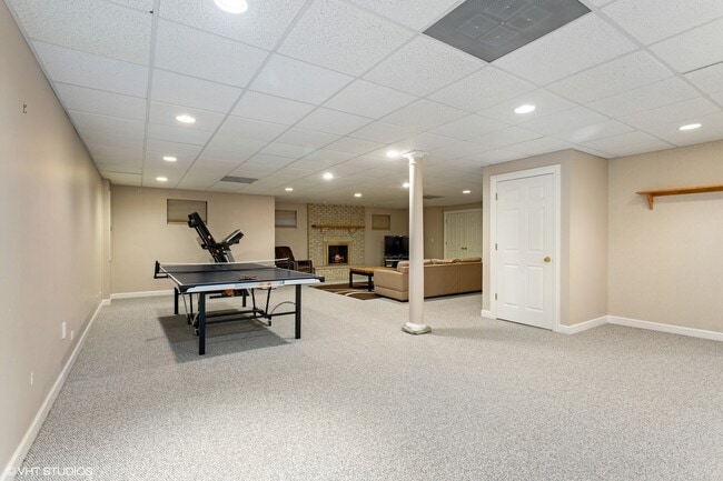 Building Photo - 8840 Royal Dr