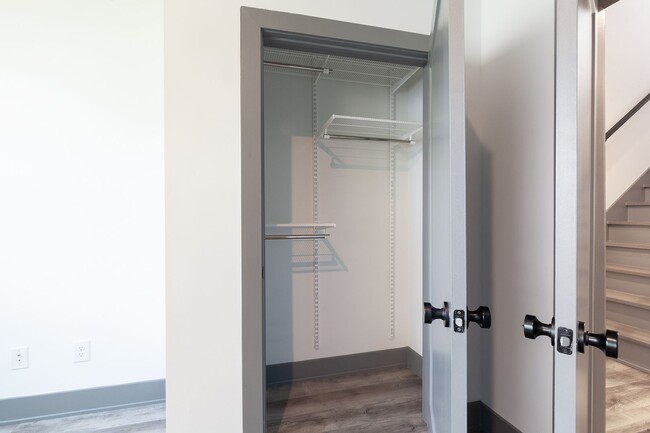 Building Photo - Beautiful 2bd/2.5ba Contemporary Townhome ...