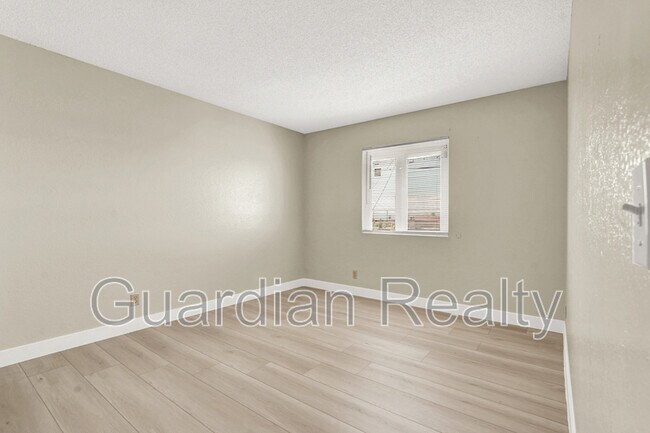 Building Photo - 801 N Major Ave