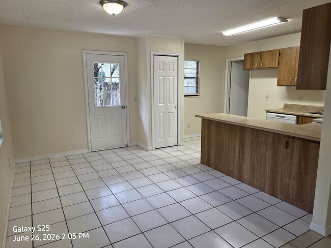 Building Photo - Cute Rental Home on Dead End Street w/large yard