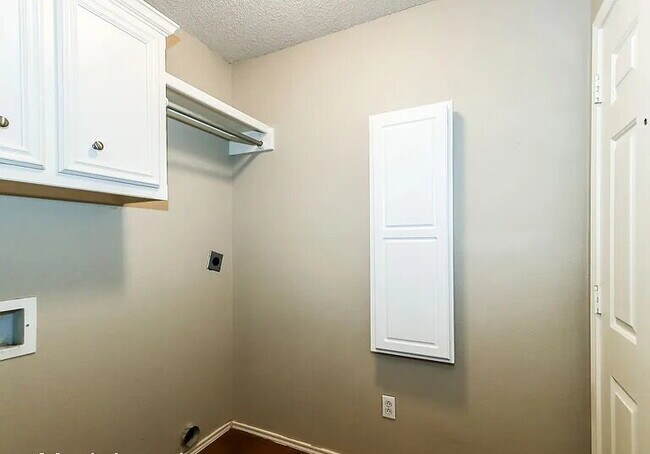 Building Photo - "Charming 3-Bed, 2-Bath Home with Spacious 1,373 Sq Ft in Lubbock's Desirable Neighborhood!"