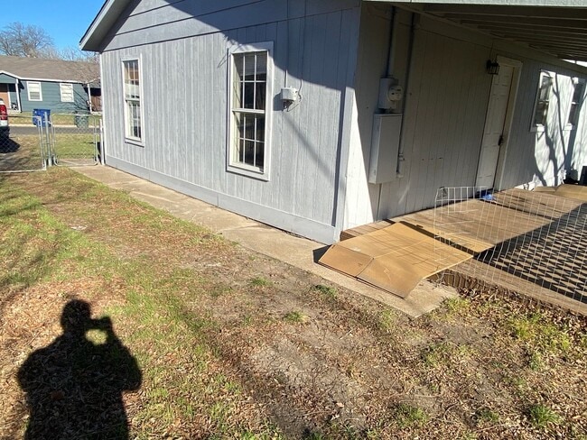 Building Photo - Single family home under $1000 a month