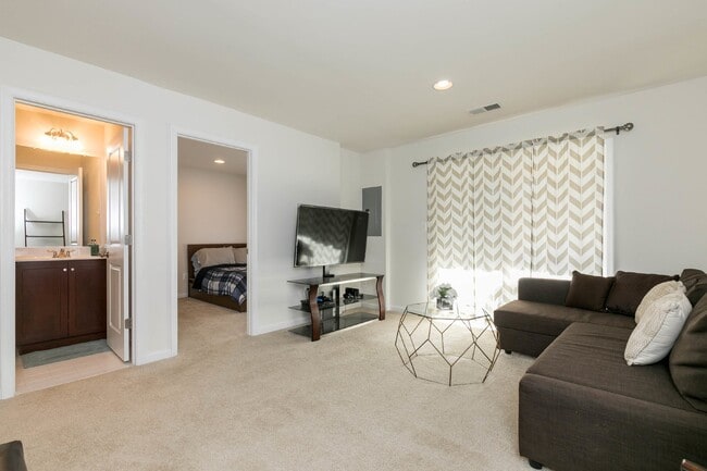 Building Photo - Luxurious 4-Bedroom Townhouse with 2 Car Garage in Manassas!