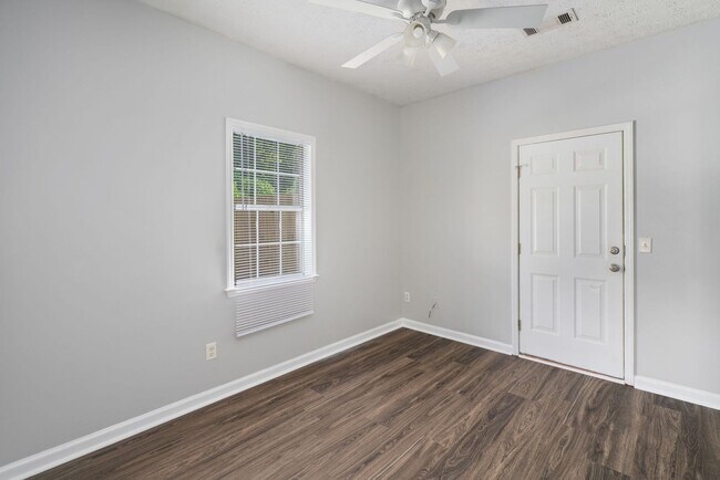 Building Photo - 3-Bed, 3-Bath Duplex Minutes from Auburn Shopping & Dining